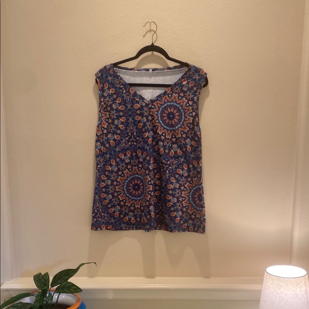 Super cute Comfort Top!! Size unknown bought from Amazon 24” p2p